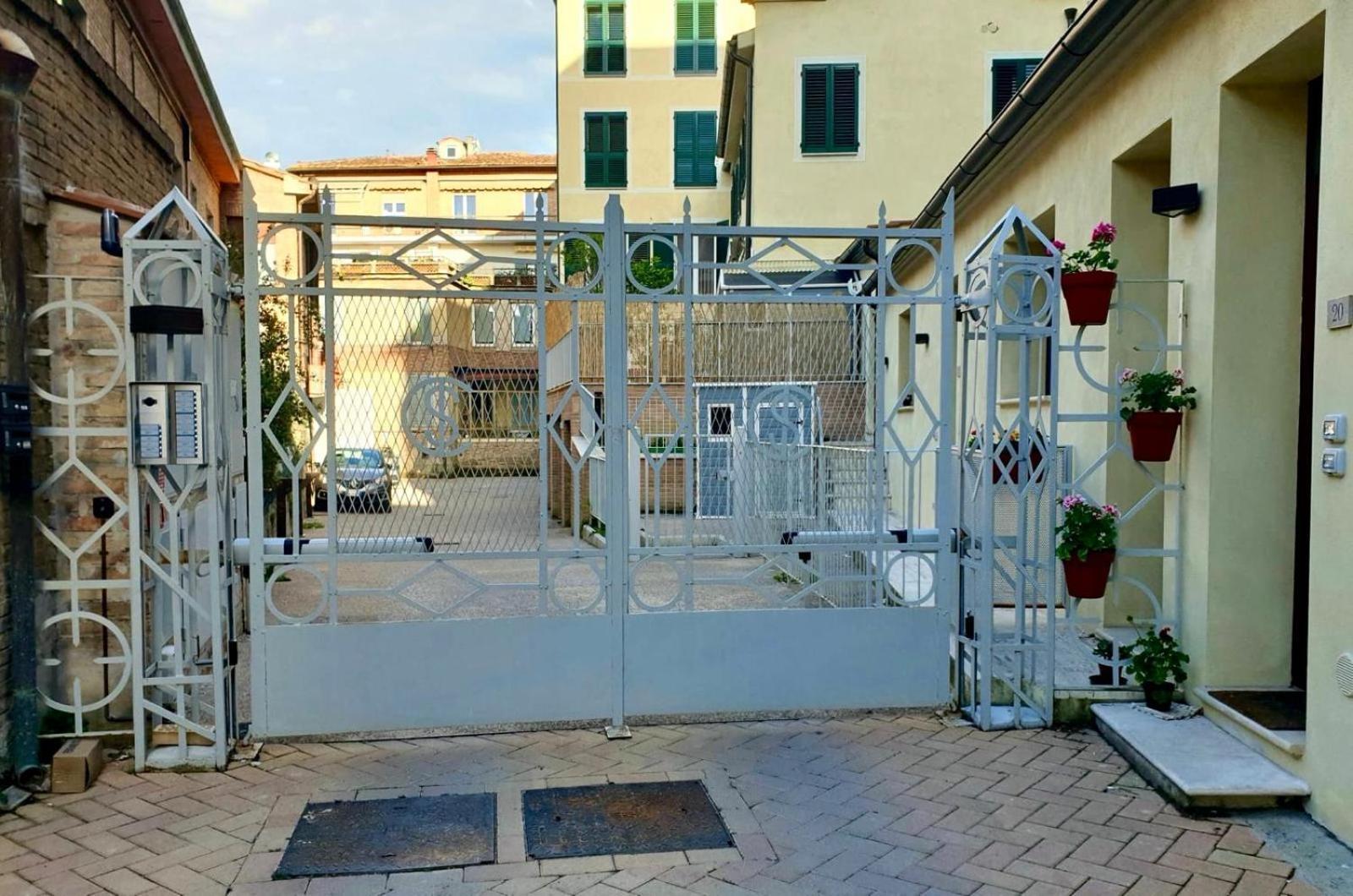 Appartamento Cinema Impero - Posto Auto Privato Siena Ruang foto