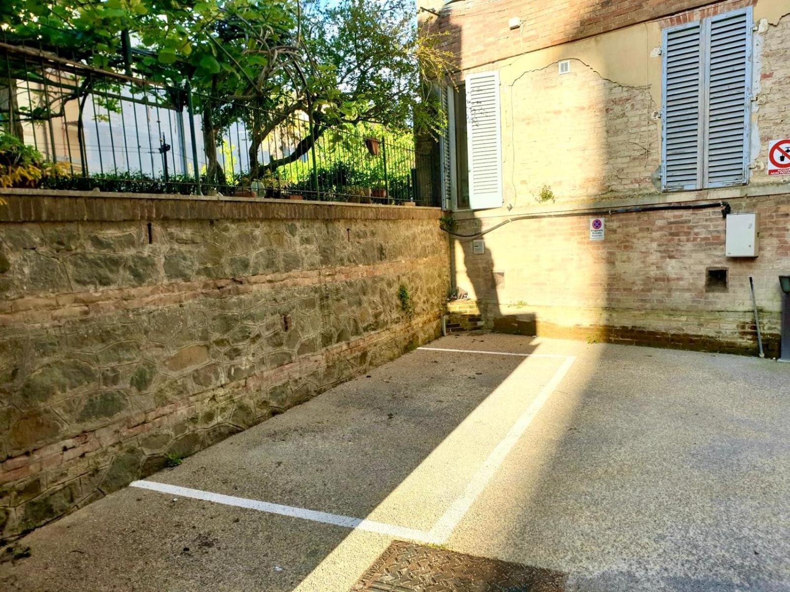 Appartamento Cinema Impero - Posto Auto Privato Siena Ruang foto